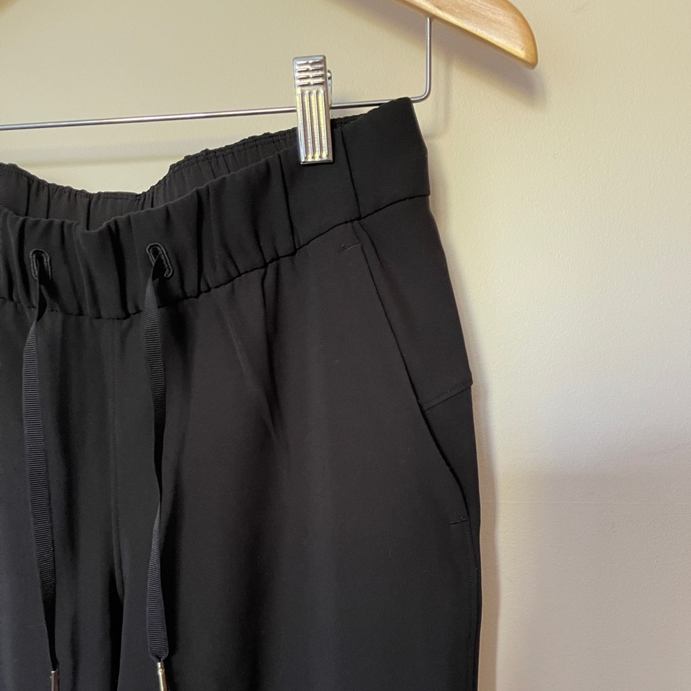 Lululemon On The Fly 7/8 Pant *Woven (size 4)